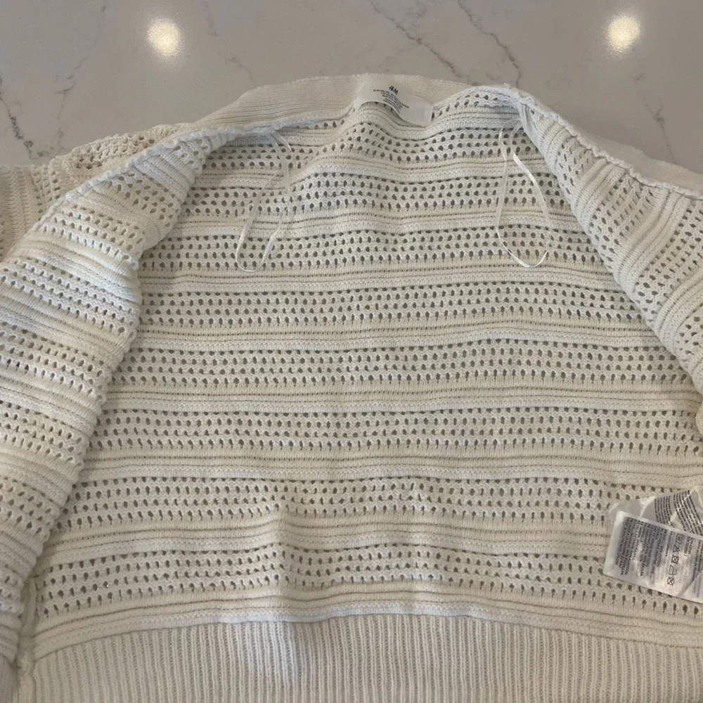 NWOT H&M Cream Cropped Sweater with V-Neck and Long Sleeves